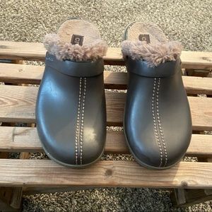 Women Size 7 Brown Crocs With Faux Fur 